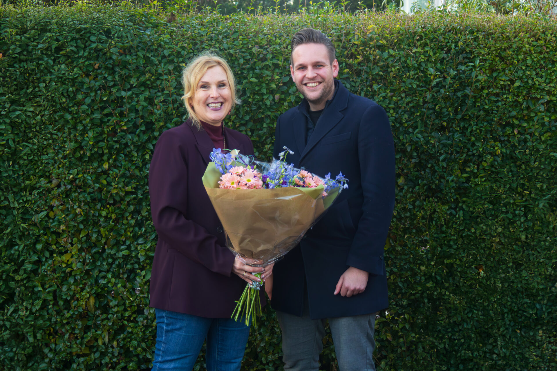 Simone Borgsgtede krijgt een bos bloemen van Niels van Nobelen